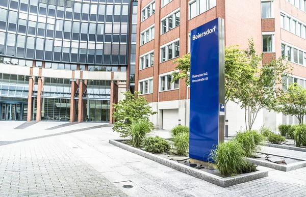 Hamburg, Almanya - 13 Temmuz 2017: BEIERSDORF karargahı kişisel bakım ürünleri üretimi