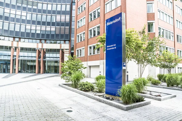 Hamburg, Almanya - 13 Temmuz 2017: BEIERSDORF karargahı kişisel bakım ürünleri üretimi