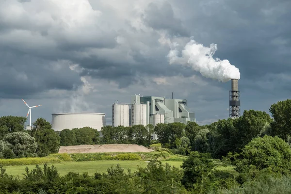 Power plant producing huge amount of gas pollution — Stock Photo, Image