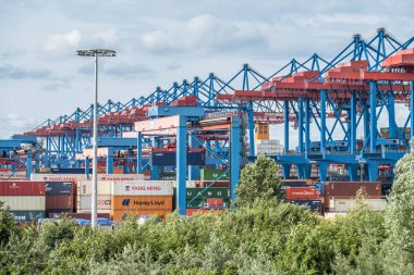 Hamburg, Almanya - 14 Temmuz 2017: Son derece otomatik konteyner terminali Altenwerder içinde en modern ve yenilikçi dünya biridir