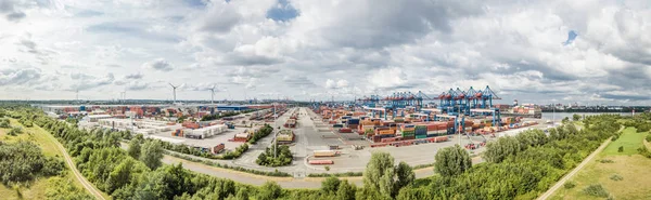 Hamburg, Duitsland - 14 juli 2017: De sterk geautomatiseerde containerterminal in Altenwerder is één van de meest moderne en innovatieve van de wereld — Stockfoto