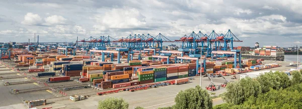 Hamburgo, Alemania - 14 de julio de 2017: La terminal de contenedores altamente automatizada de Altenwerder es una de las más modernas e innovadoras del mundo — Foto de Stock