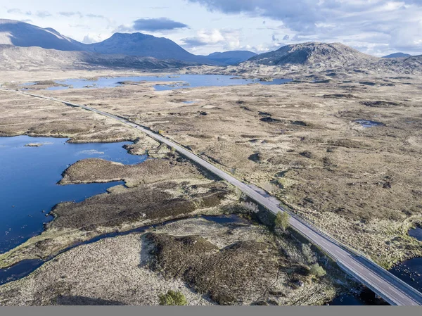 ラノッホ湿原の素晴らしい風景を通る道路の空撮 — ストック写真