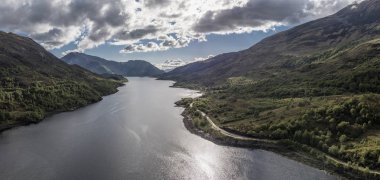 Glencoe, Lochaber doğru Loch Leven havadan görünümü