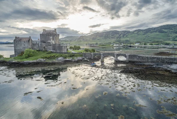 Flygfoto över den historiska Eilean Donan Castle av Dornie — Stockfoto