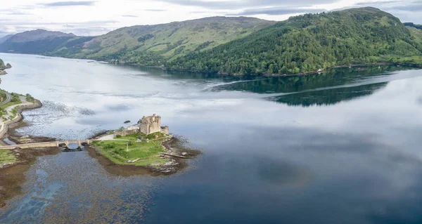 Vista aérea del histórico Castillo de Eilean Donan por Dornie — Foto de Stock