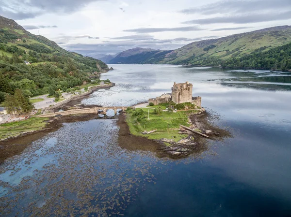 Vista aérea do histórico Castelo Eilean Donan por Dornie — Fotografia de Stock