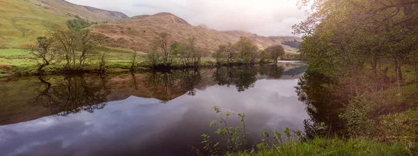 Árvores que refletem sobre o rio Orchy, Glen Orchy, Escócia — Fotografia de Stock