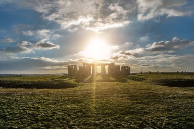 Stonehenge karşı güneş, Wiltshire, İngiltere