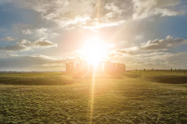Стоунхендж против солнца, Уилтшир, Англия — стоковое фото
