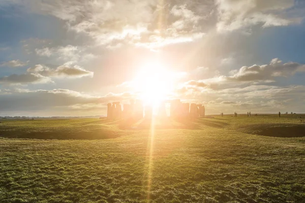 Stonehenge, Wiltshire, Anglia, nap ellen — Stock Fotó