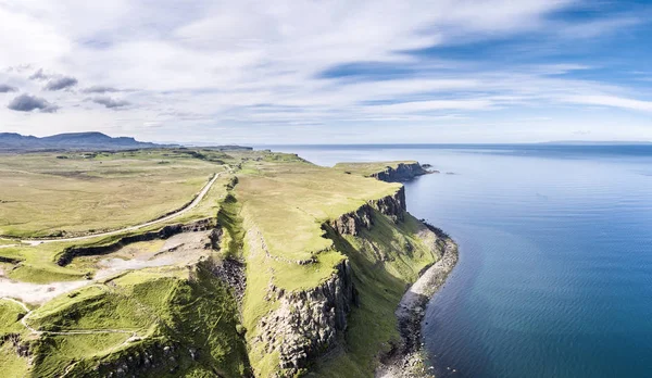 AERIAL-uttaget på klipporna vid Lealt Falls - Isle of Skye - Skottland — Stockfoto