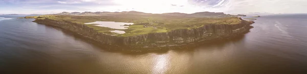 Filmiska antenn skott av den dramatiska kustlinjen vid klipporna nära det berömda Kilt Rock vattenfallet, Skye — Stockfoto