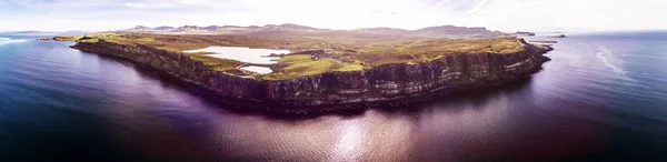 Filmszerű légi felvétel a sziklák, közel a híres skót szoknya Rock vízesés, Skye partvonalon — Stock Fotó