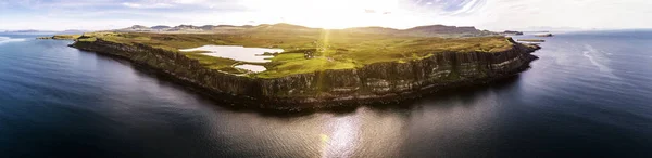 Filmszerű légi felvétel a sziklák, közel a híres skót szoknya Rock vízesés, Skye partvonalon — Stock Fotó