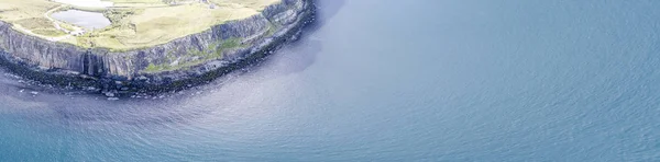 Filmische luchtfoto van de grillige kustlijn op de kliffen dicht bij de beroemde watervallen van de Kilt Rock, Skye — Stockfoto