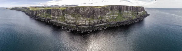 Cinematic aerial shot of the dramatic coastline at the cliffs close to the famous Kilt Rock waterfall ,Skye — Stock Photo, Image