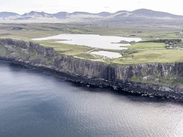 Κινηματογραφική Φάρος της εντυπωσιακής ακτογραμμής σε βράχια κοντά στην διάσημη σκωτσέζικη φούστα Rock καταρράκτη, Σκάι — Φωτογραφία Αρχείου