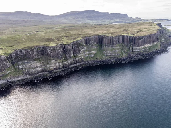 Cinematic aerial shot of the dramatic coastline at the cliffs close to the famous Kilt Rock waterfall ,Skye — Stock Photo, Image