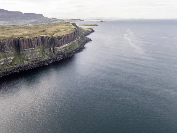 Cinematic aerial shot of the dramatic coastline at the cliffs close to the famous Kilt Rock waterfall ,Skye — Stock Photo, Image