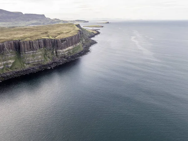 Кинематографическая воздушная съемка впечатляющей береговой линии на скалах рядом со знаменитым водопадом Скай Килт Рок — стоковое фото