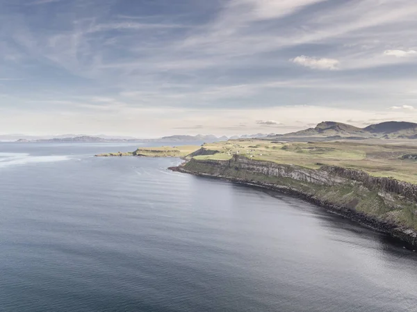 Fotografia aérea cinematográfica do litoral dramático nas falésias perto da famosa cachoeira Kilt Rock, Skye — Fotografia de Stock