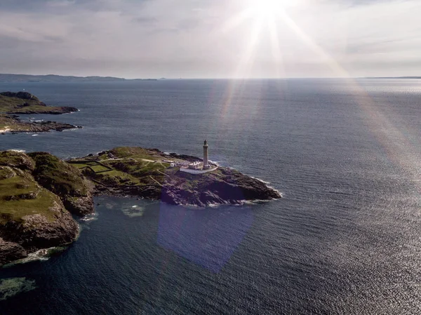 Forbløffende flyfoto av Ardnamurchan Point, mest fra vest, med fyrtårn og vakre hvite strender og kystlinje i bakgrunnen. – stockfoto