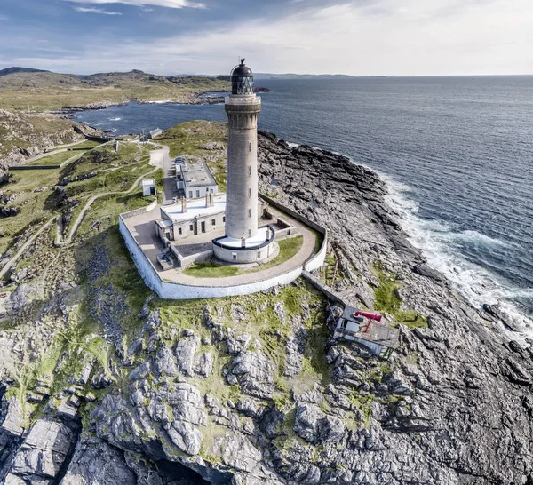 Lenyűgöző légi felvétel a Ardnamurchan pont, Nagy-Britannia a legtöbb nyugati pont, a világítótorony és a gyönyörű fehér homokos tengerpartok és a costline a háttérben — Stock Fotó