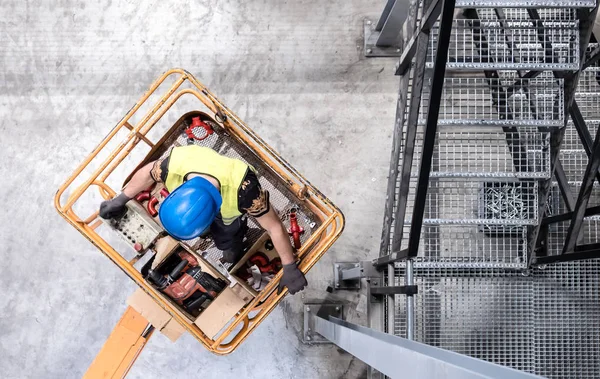 Luchtfoto van een werknemer op een hoogwerker — Stockfoto