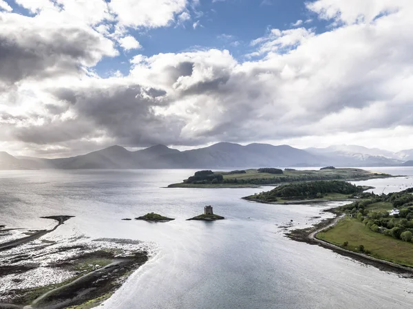 Flygfoto över Loch Laich med det historiska slottet Stalker i bakgrunden i Argyll — Stockfoto