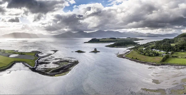 Flygfoto över Loch Laich med det historiska slottet Stalker i bakgrunden i Argyll — Stockfoto