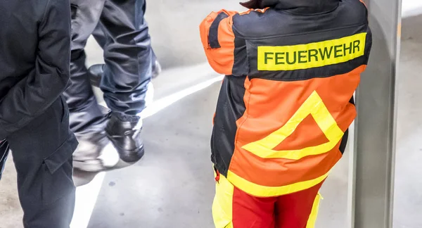 Firefifhters allemands en attente d'instructions — Photo