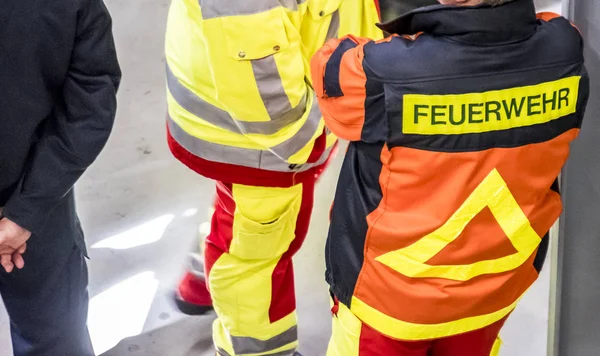 Tyska firefifhters väntar instruktioner — Stockfoto