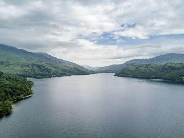 Loch Lomond, İskoçya'nın bonnie bankaların havadan görünümü