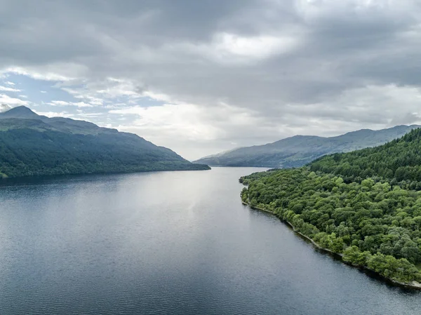 Luchtfoto van de bonnie oevers van Loch Lomond, Scotland — Stockfoto