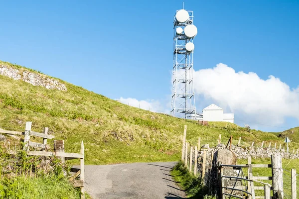 Az Egyesült Királyság még mindig használja a lapos parabola antennák, a vidéki térségekben — Stock Fotó