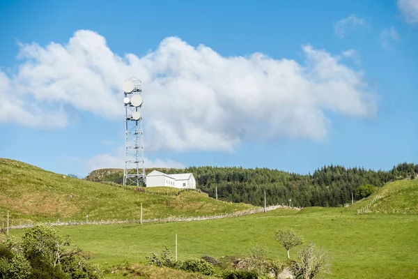 Oban, Skócia - május 16 2017: Az Egyesült Királyság, még mindig használja a lapos parabola antennák a vidéki területeken — Stock Fotó