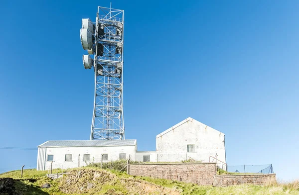 Oban, Skócia - május 16 2017: Az Egyesült Királyság, még mindig használja a lapos parabola antennák a vidéki területeken — Stock Fotó