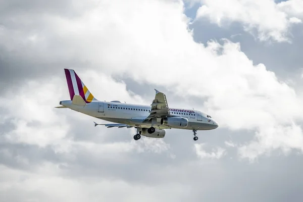 Dusseldorf, Germany - October 05 2017: Germanwings Airbus A319 landing at Dusseldorf Airport — стоковое фото