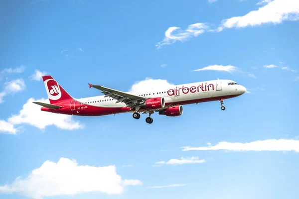 Дюссельдорф, Германия - 05 октября 2017 года: Airberlin Niki Airbus A321 приземляется в аэропорту Дюссельдорфа — стоковое фото