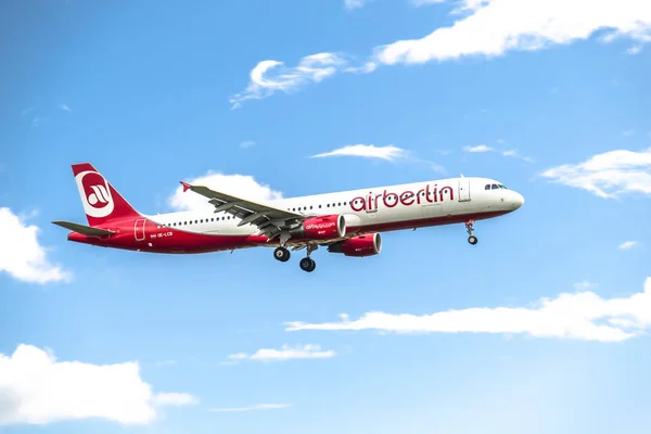 Дюссельдорф, Германия - 05 октября 2017 года: Airberlin Niki Airbus A321 приземляется в аэропорту Дюссельдорфа — стоковое фото