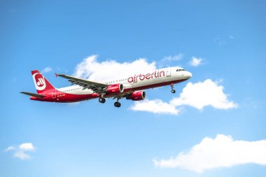 Düsseldorf, Almanya - 05 Ekim 2017: Airberlin Niki Airbus A321 açılış Düsseldorf Havaalanı'nda