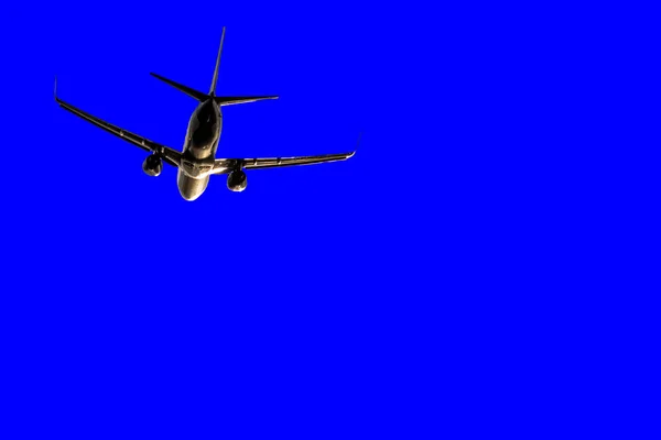 Samolot na białym tle z niebieskim tle — Zdjęcie stockowe