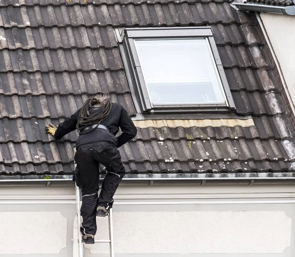 Balayeuse de cheminée grimpant sur le toit — Photo