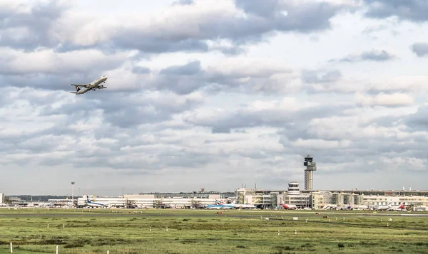 Düsseldorf, Alemania - 13 de octubre de 2017: avión de Lufthansa que parte del aeropuerto de Düsseldorf — Foto de Stock