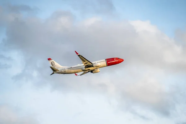 Дюссельдорф, Германия - 05 октября 2017: Norwegian airlines Boeing 737 starting at Dusseldorf Airport — стоковое фото