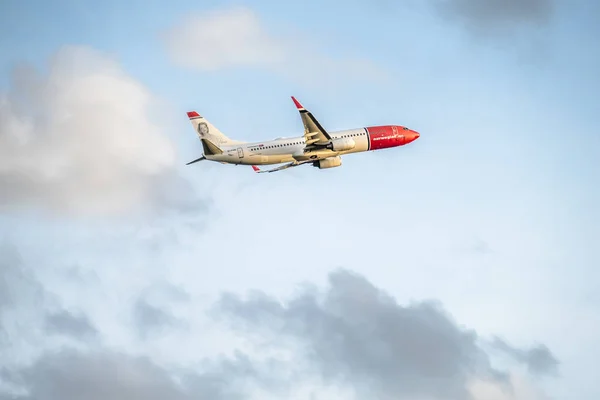 Дюссельдорф, Германия - 05 октября 2017: Norwegian airlines Boeing 737 starting at Dusseldorf Airport — стоковое фото