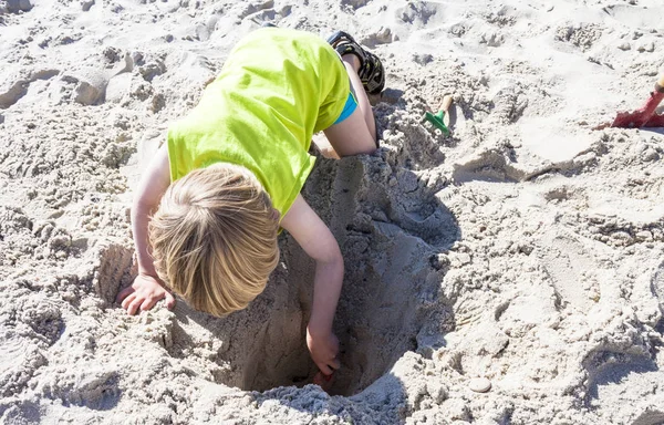 Junge spielt am Strand — Stockfoto