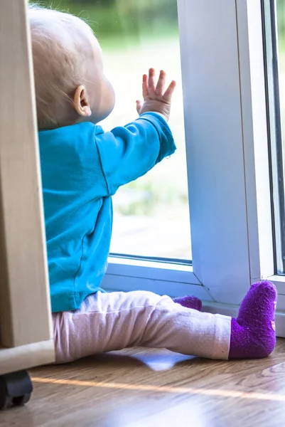 Formulario de vista detrás de un niño sentado frente a una gran ventana —  Fotos de Stock