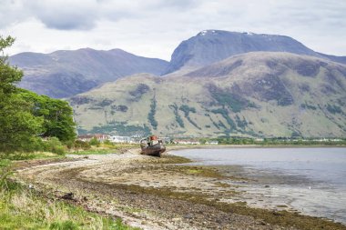 Ben Nevis doğru terk edilmiş bir tekne ötesinde Loch Linnhe görüntülemek
